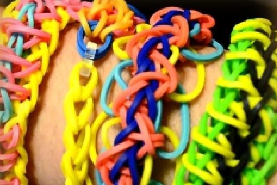 Colonial+kids+make+many-colored+bracelets+as+Rainbow+Loom+sweeps+the+nation