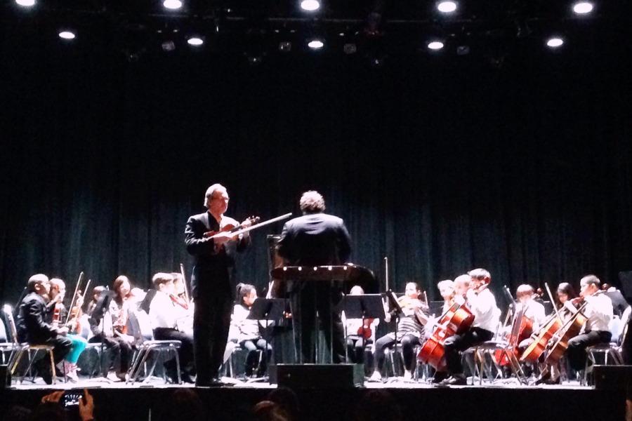 Violinist+Mark+O%27+Conner+preformed+with+Westchester+elementary+students+as+Dr.+Jesse+Henkensiefken+conducted.